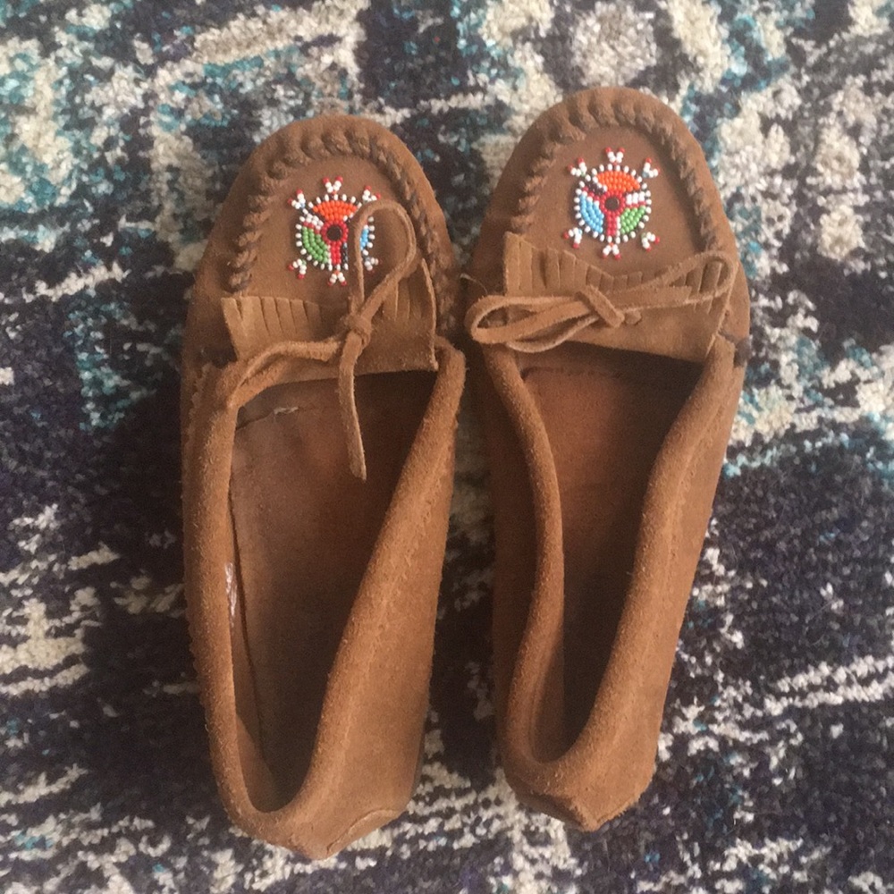 Minnetonka hand-beaded moccasin flats size 8